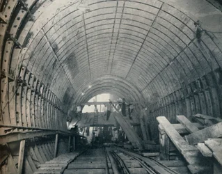 Emulazione moderna di Piranesi: N. 3 tunnel della scala mobile alla stazione di Piccadilly Circus, 1929