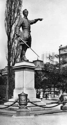 Monumento a Carlo XII, giardini dietro il Teatro dell