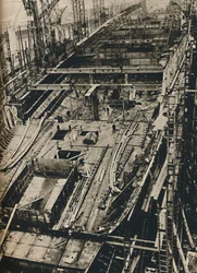 Più di 1.000 piedi di lunghezza. Scafo della Queen Mary nei primi giorni di costruzione, 1930-1934, 1936