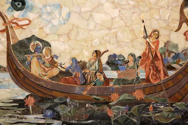 Mosaico che raffigura il dio indù Krishna con le gopi in una barca