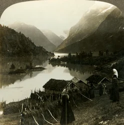 Lago Loen circondato da montagne - incomparabile in bellezza e grandiosità - dalla fattoria Seten, Norvegia, c1905