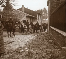 Soldati francesi a cavallo con artiglieria, c1914-c1918