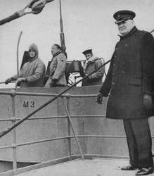 Mr Churchill con un equipaggio di artiglieria britannico e americano, 1943-44