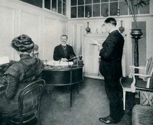 Mr Sandow che si occupa della sua corrispondenza quotidiana, c1898