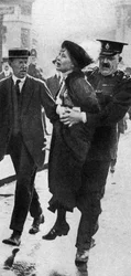 Mrs Pankhurst, arrestata fuori da Buckingham Palace, Londra, 1914