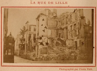 Comune di Parigi (1871): vista degli edifici distrutti in rue de Lille a Parigi nel maggio 1871. Fotografia di Pierre Pepetit. Stampa su cartone, Dim. 9x5,4 cm