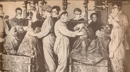 Operai di munizioni che indossano respiratori mentre riempiono proiettili con trinitrotoluene T.N.T., c1916