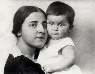 Nadezhda Alliluyeva, seconda moglie di Josef Stalin, e la loro figlia Svetlana Alliluyeva, 1927