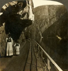 Strettoia rocciosa dove la strada per le cascate di Voring passa il lago Oifjords, Norvegia, c1905