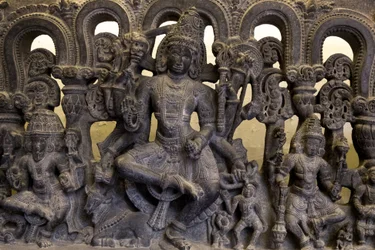 Museo nazionale, Nuova Delhi. Architrave raffigurante la trinità (Brahma, Vishnu e Shiva). Kakatiya