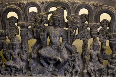 Museo nazionale, Nuova Delhi. Architrave raffigurante la trinità (Brahma, Vishnu e Shiva). Kakatiya