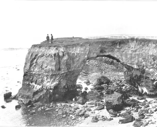 Ponte naturale sulla costa vicino a Santa Cruz, California, USA, c. 1900