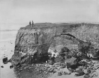 Ponte naturale sulla costa vicino a Santa Cruz, California, c1897