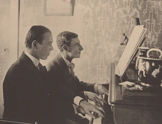 Nijinsky e Maurice Ravel al pianoforte che suonano una partitura di Daphnis e Chloe, 1912