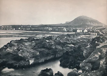 North Berwick - Dalle rocce, mostrando North Berwick Law, 1895