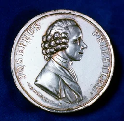 Dritto della medaglia commemorativa per Joseph Priestley