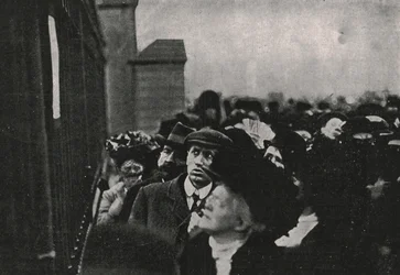 Notifica ufficiale della morte di re Edoardo VII affissa fuori da Buckingham Palace, maggio 1910