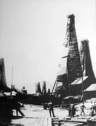 Estrazione di petrolio a Baku, Russia, c. 1903-1906
