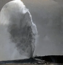 Old Faithful, regina dei geyser, Parco nazionale di Yellowstone, Wyoming, Stati Uniti, 1904.