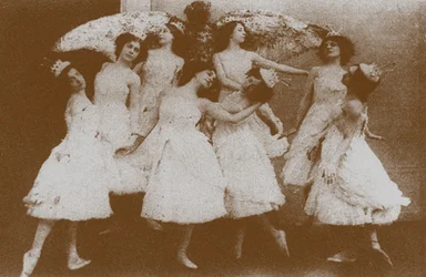 Olga Preobrajenskaya come Odette con Cigni nel Balletto Il Lago dei Cigni