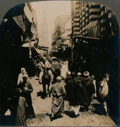 Su El Choir, una strada stretta nel quartiere del bazar arabo del Cairo, Egitto, 1903