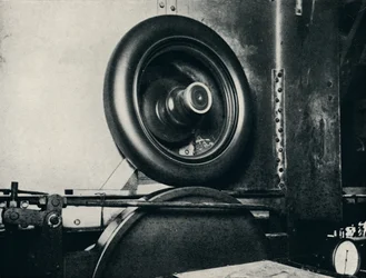 Uno dei pneumatici di Sir Malcolm Campbell che corre a 300 m.p.h., 1937