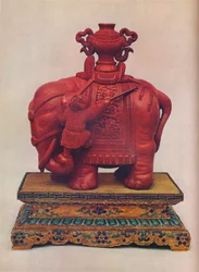 Uno di una coppia di elefanti intagliati in lacca rossa, cinese, Periodo Qianlong, c1765