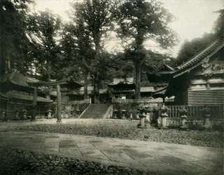 Uno dei tanti templi a Nikko, Giappone, un sito di pellegrinaggio di santuari sacri, 1936