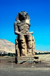 Uno dei Colossi di Memnone, vicino alla Valle dei Re, Egitto, XIV secolo a.C.