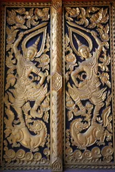 Porta ornata del tempio di Wat Chedi Luang, Chiang Mai, Thailandia
