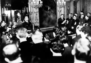 Otto Abetz, ambasciatore tedesco in Francia, tiene una conferenza stampa, Parigi, 15 dicembre 1940
