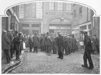 Fuori da una mensa dei poveri, Grays Yard, Marylebone, Londra, c1903