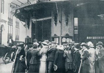 Fuori da uno dei negozi di provviste di Parigi quando si temeva un assedio della città, c1914