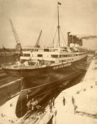 Revisione di un grande transatlantico in un bacino di carenaggio a Liverpool, c1930