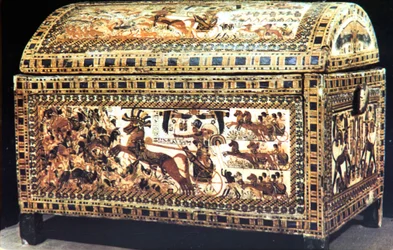 Cofano dipinto e intarsiato dal Tesoro di Tutankhamon, Antico Egitto, c. 1325 a.C.