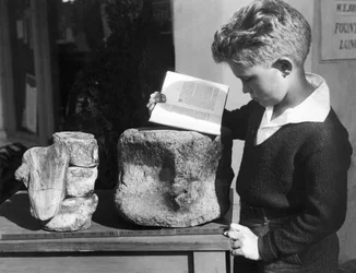 Palos Verdes, California: c.1927 Un giovane studia archeologia con l