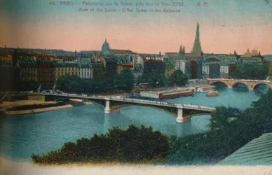 Panorama del fiume Senna con la Torre Eiffel in lontananza, Parigi, c. 1920
