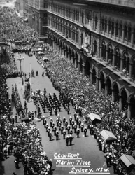 Parata al Cenotaph, Martin Place, Sydney, Nuovo Galles del Sud, 1945 o 1946