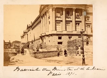 Comune di Parigi (1871): vista della barricata di Place de la Concorde davanti al Ministero della Marina (Hotel de la Marine o anche Hotel du Garde Meuble) a Parigi. Fotografia anonima. Stampa su cartone Dim. 22x14 cm