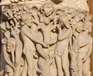 Cattedrale di Notre Dame di Parigi ala ovest: Porta della Vergine: Adamo ed Eva, Parigi, Francia