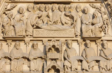 Cattedrale di Notre Dame di Parigi ala ovest: Porta della Vergine: Maria sul letto di morte circondata da Gesù e dagli apostoli, Parigi, Francia