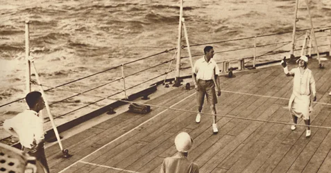 Compagni - Una partita di tennis sul ponte nel Renown, 1927, 1937