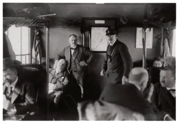 Compartimento passeggeri di uno Zeppelin, Lago di Costanza, Germania, c. 1909-1933, 1933