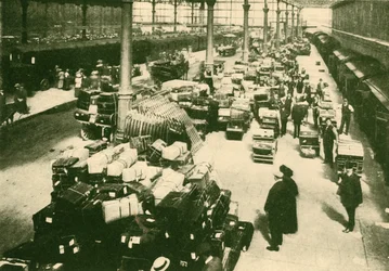 Bagagli dei passeggeri alla stazione di Talbot Road, Blackpool, nella stagione delle vacanze, 1930