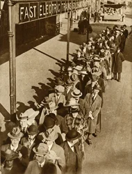 Passeggeri in attesa alla stazione di Goldhawk Road a Londra durante lo sciopero ferroviario, 1919, 1935