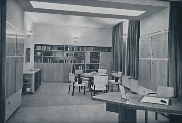 Paul Bromberg. Sala da pranzo e soggiorno combinati in una casa a Rotterdam, in avorio, rosso-arancio