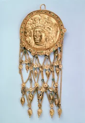 Pendente con Testa di Atena Parthenos, inizio IV secolo a.C.