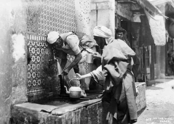 Persone che raccolgono acqua da un pozzo, Rabat, Marocco, anni 1920-1930