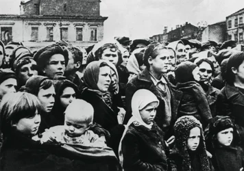 Popolo della città russa di Smolensk dopo la liberazione da parte dell