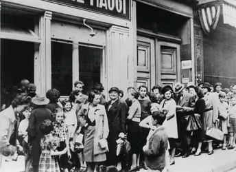 Persone in fila fuori da un negozio di latticini, Parigi occupata dai tedeschi, 26 luglio 1940